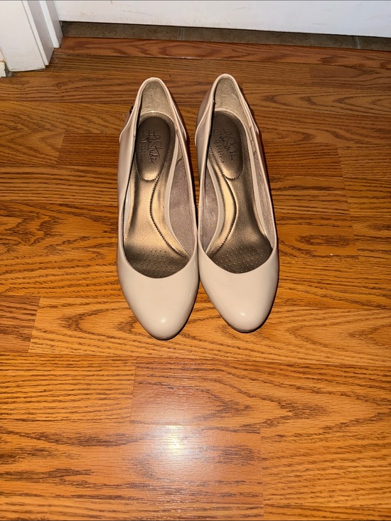 Life Stride Shoes - Classic Women's Cream Pumps - Comfortable Everyday Heels